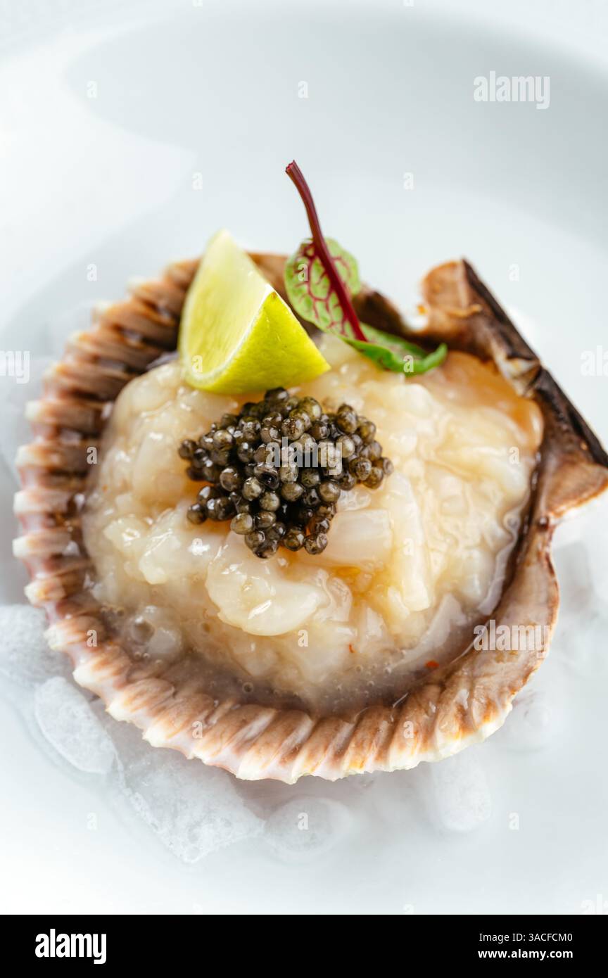 huître avec caviar noir et citron vert dans un restaurant Banque D'Images