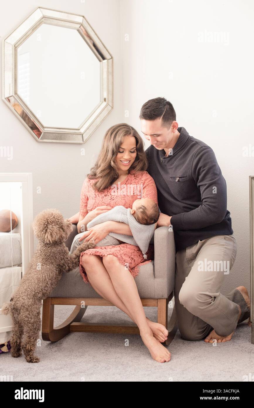 Chien atteint jusqu'à rejoindre le doux moment de famille avec bébé dans les bras de la mère Banque D'Images Chien atteint jusqu'à rejoindre le doux moment de famille avec bébé dans les bras de la mère Banque D'Images