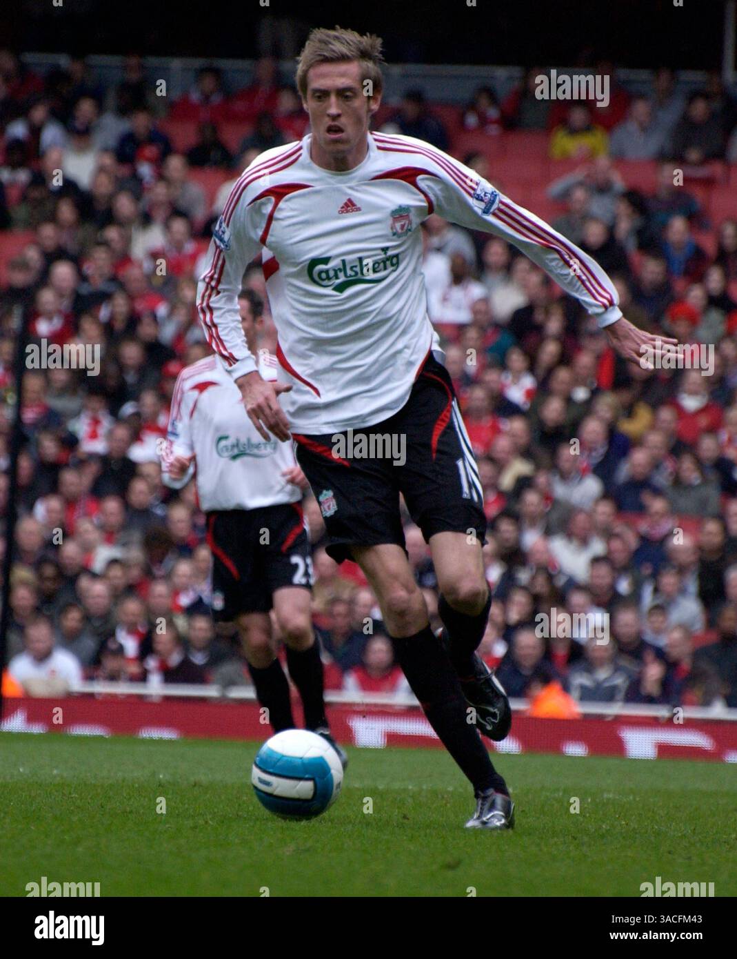 05 avril 2008 - Londres, Angleterre, Royaume-Uni - PETER CROUCH #15 de Liverpool lors du match de premier League de Barclay entre Arsenal et Liverpool à l'Emirates Stadium de Londres. Liverpool a égalé Arsenal 1-1. (Crédit image : © Stuart Crump/Cal Sport Media/ZUMA Press) Banque D'Images 05 avril 2008 - Londres, Angleterre, Royaume-Uni - PETER CROUCH #15 de Liverpool lors du match de premier League de Barclay entre Arsenal et Liverpool à l'Emirates Stadium de Londres. Liverpool a égalé Arsenal 1-1. (Crédit image : © Stuart Crump/Cal Sport Media/ZUMA Press) Banque D'Images