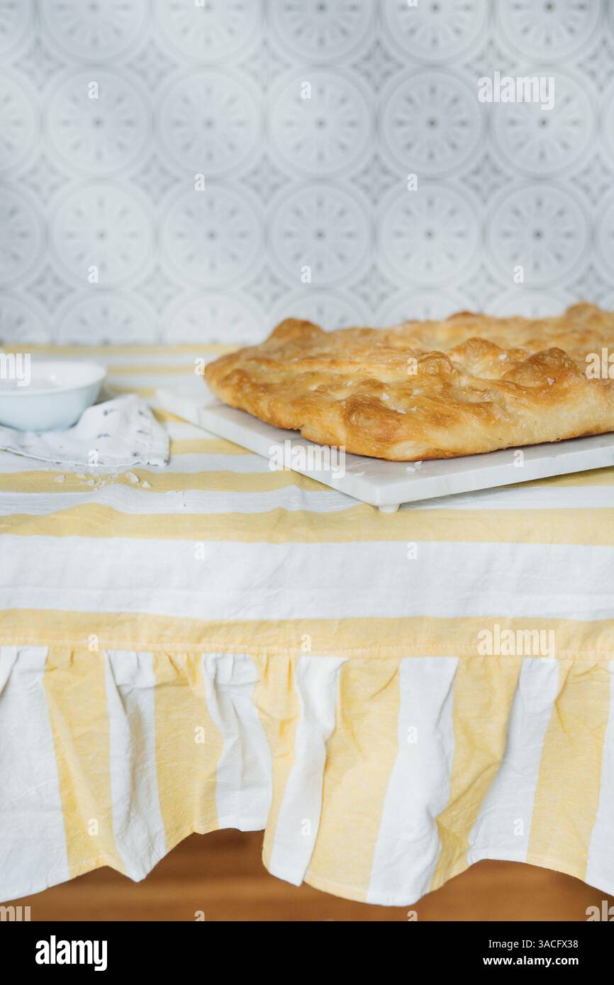 Focaccia pain sur marbre avec mur à motifs Banque D'Images