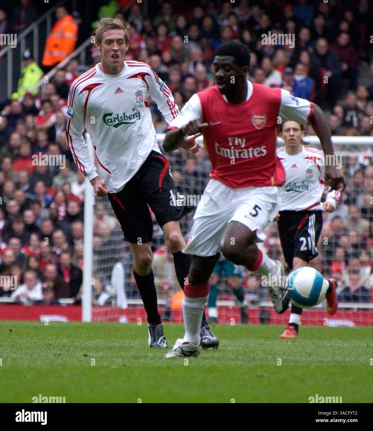 05 avril 2008 - Londres, Angleterre, Royaume-Uni - PETER CROUCH #15 de Liverpool et KOLO TOURE #5 d'Arsenal lors du match de premier League de Barclay entre Arsenal et Liverpool à l'Emirates Stadium de Londres. Liverpool a égalé Arsenal 1-1. (Crédit image : © Stuart Crump/Cal Sport Media/ZUMA Press) Banque D'Images 05 avril 2008 - Londres, Angleterre, Royaume-Uni - PETER CROUCH #15 de Liverpool et KOLO TOURE #5 d'Arsenal lors du match de premier League de Barclay entre Arsenal et Liverpool à l'Emirates Stadium de Londres. Liverpool a égalé Arsenal 1-1. (Crédit image : © Stuart Crump/Cal Sport Media/ZUMA Press) Banque D'Images