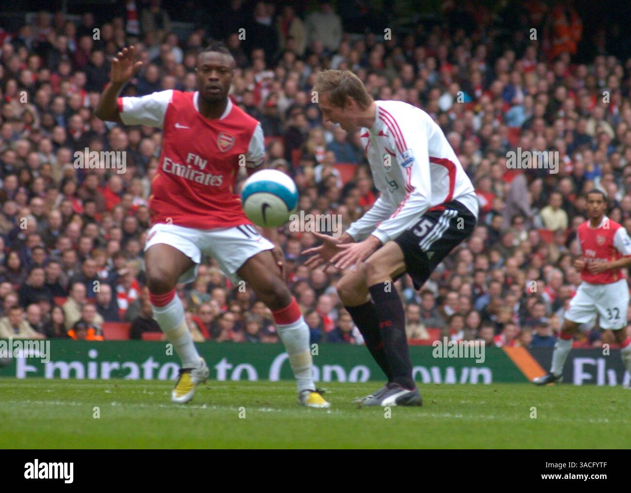 05 avril 2008 - Londres, Angleterre, Royaume-Uni - PETER CROUCH #15 de Liverpool et WILLIAM GALLAS #10 d'Arsenal lors du match de premier League de Barclay entre Arsenal et Liverpool à l'Emirates Stadium de Londres. Liverpool a égalé Arsenal 1-1. (Crédit image : © Stuart Crump/Cal Sport Media/ZUMA Press) Banque D'Images 05 avril 2008 - Londres, Angleterre, Royaume-Uni - PETER CROUCH #15 de Liverpool et WILLIAM GALLAS #10 d'Arsenal lors du match de premier League de Barclay entre Arsenal et Liverpool à l'Emirates Stadium de Londres. Liverpool a égalé Arsenal 1-1. (Crédit image : © Stuart Crump/Cal Sport Media/ZUMA Press) Banque D'Images