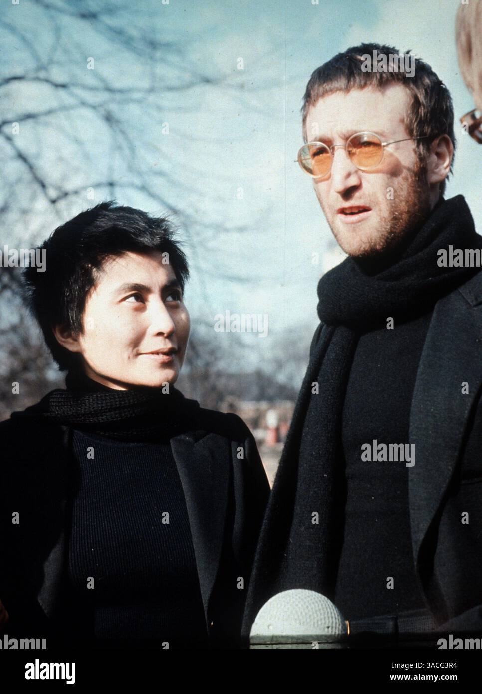 01 janv. 1970 - Londres, Angleterre, Royaume-Uni - JOHN LENNON, membre des Beatles, et son épouse YOKO ONO. Sachant que leur mariage du 20 mars 1969 serait un énorme événement de presse, John et Yoko ont décidé d'utiliser la publicité pour promouvoir la paix dans le monde. Lennon et Ono combinent souvent plaidoyer et art de la performance, comme dans leur 'bagisme' introduit lors d'une conférence de presse à Vienne. Lennon détaille cette période dans la chanson des Beatles The Ballad of John and Yoko. (Image de crédit : © Keystone Pressedienst/ZUMA Press) RESTRICTIONS : * Allemagne droits EXCLUS * (PHOTO DE FICHIER : date exacte et lieu inconnu) Banque D'Images