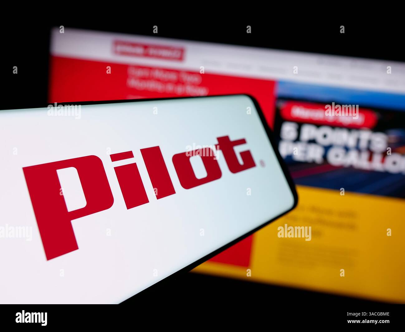 Allemagne. 6 mars 2025. Dans cette illustration photo, un smartphone avec le logo de la société américaine Pilot Travel Centers LLC (Pilot Flying J) est vu sur l'écran devant le site Web de l'entreprise. (Crédit image : © timon Schneider/SOPA images via ZUMA Press Wire) USAGE ÉDITORIAL SEULEMENT ! Non destiné à UN USAGE commercial ! Banque D'Images