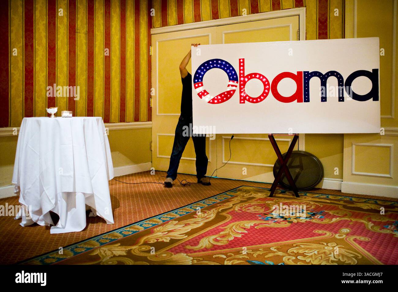 Feb 05, 2008 - San Francisco, Californie, États-Unis - RALPH LEIGHTON de Tiburon, Calif. A érigé une pancarte Obama lors d'une soirée d'élection Super Tuesday pour le candidat démocrate à la présidence Barack Obama à l'hôtel Fairmont à San Francisco. (Crédit image : © Dave Getzschman/ZUMA Press) Banque D'Images