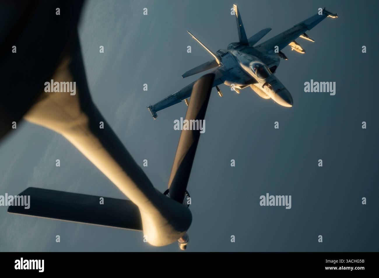 Un F/A-18 Super Hornet de l'US Navy se prépare à être ravitaillé au-dessus de la zone de responsabilité du commandement central des États-Unis, janvier 29, 2025. Le F/A-18 est utilisé primar Banque D'Images
