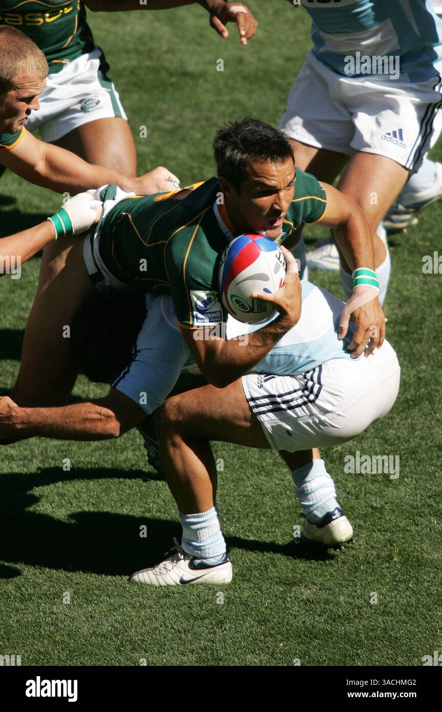 10 février 2008.Neil Powell, d'Afrique du Sud, se lance dans l'essai contre un défenseur argentin lors de l'IRB Sevens World Series Rugby à Petco Park, San Diego. (Crédit image : © Cal Sport Media/ZUMA Press) Banque D'Images