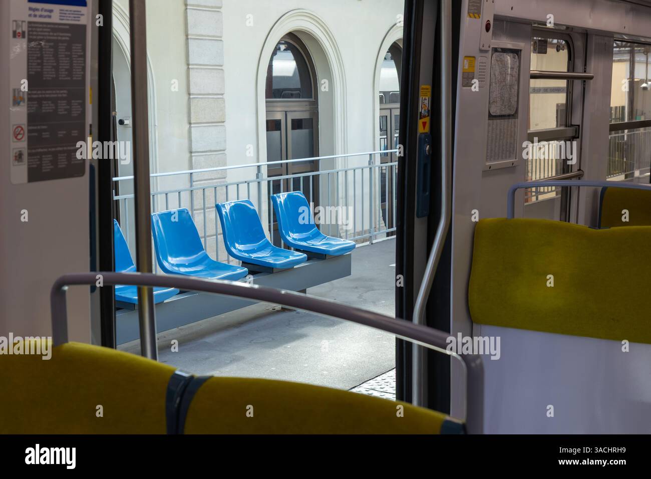 PARIS, FRANCE - 23 février 2025 : vue à l'intérieur du wagon de métro de Paris de la ligne RER, sièges vides pour les passagers du système de transport Banque D'Images