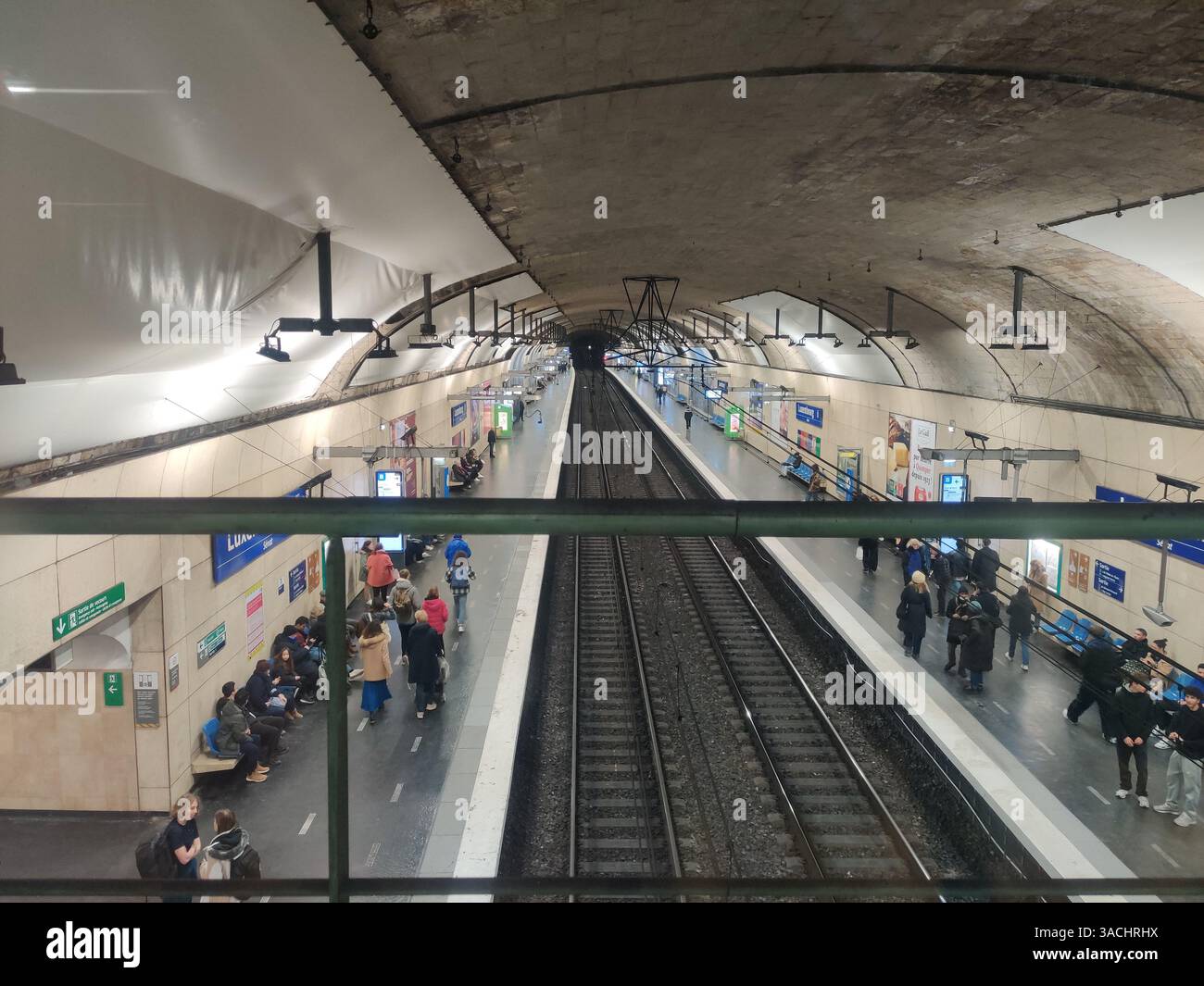 PARIS, FRANCE - 23 février 2025 : vue à l'intérieur de la station de métro de Paris de la ligne RER, beaucoup de passagers du système de transport. Banque D'Images
