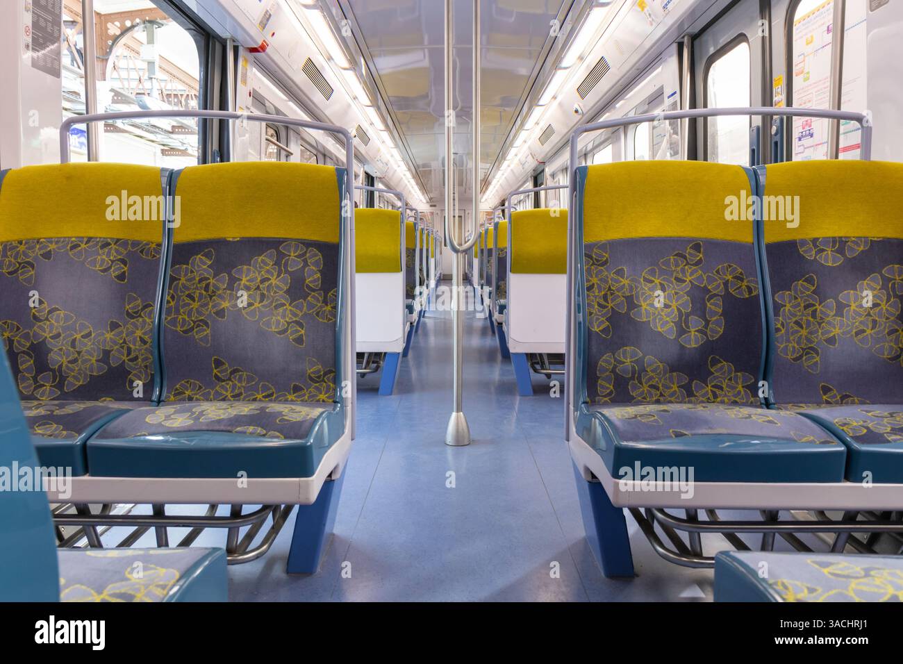 PARIS, FRANCE - 23 février 2025 : vue à l'intérieur du wagon de métro de Paris de la ligne RER, sièges vides pour les passagers du système de transport Banque D'Images