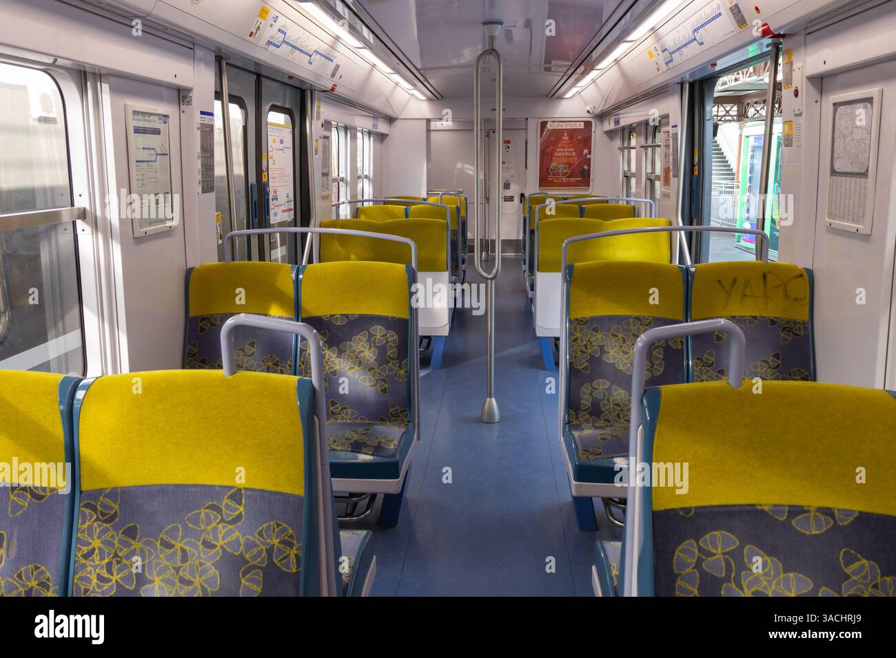 PARIS, FRANCE - 23 février 2025 : vue à l'intérieur du wagon de métro de Paris de la ligne RER, sièges vides pour les passagers du système de transport Banque D'Images