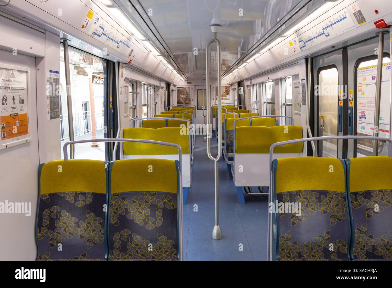 PARIS, FRANCE - 23 février 2025 : vue à l'intérieur du wagon de métro de Paris de la ligne RER, sièges vides pour les passagers du système de transport Banque D'Images