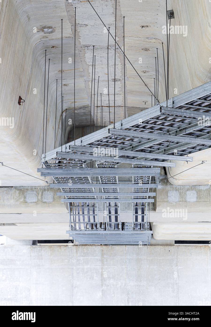 Canalisation électrique en acier, chemin de câble électrique sur le mur, acheminement de câble entre le panneau de distribution électrique avec l'équipement. Banque D'Images