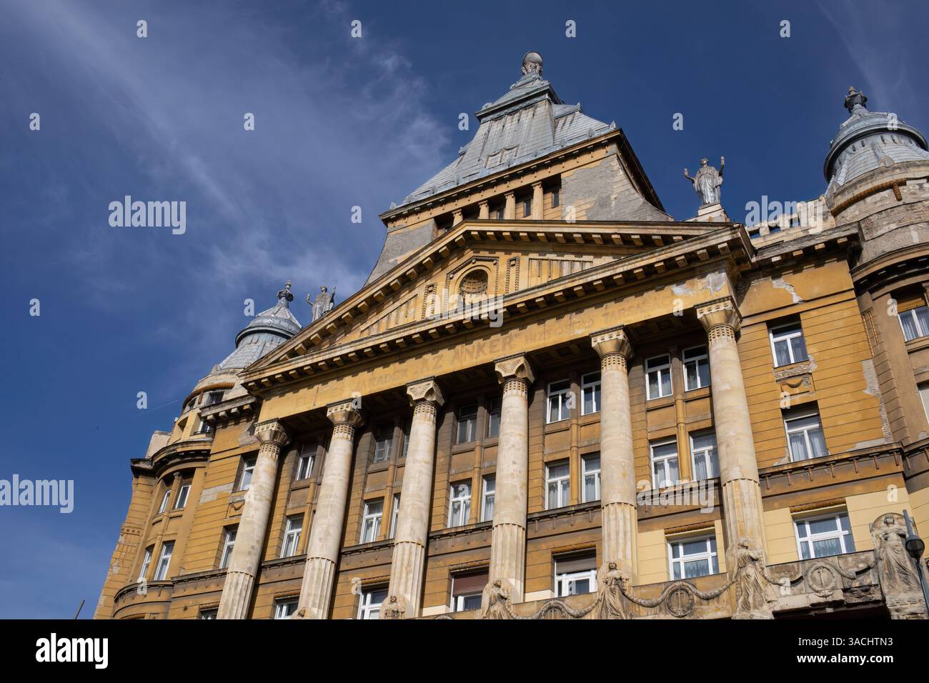 Budapest, Hongrie - 18 octobre 2023 : façade du palais Anker sur la place Deak Ferenc Banque D'Images