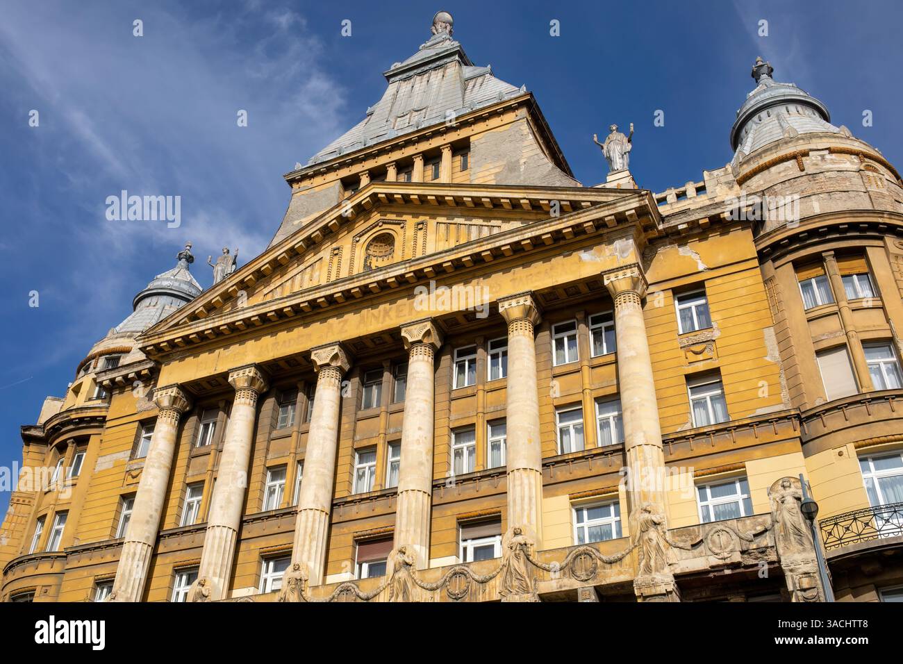 Budapest, Hongrie - 18 octobre 2023 : façade du palais Anker sur la place Deak Ferenc Banque D'Images