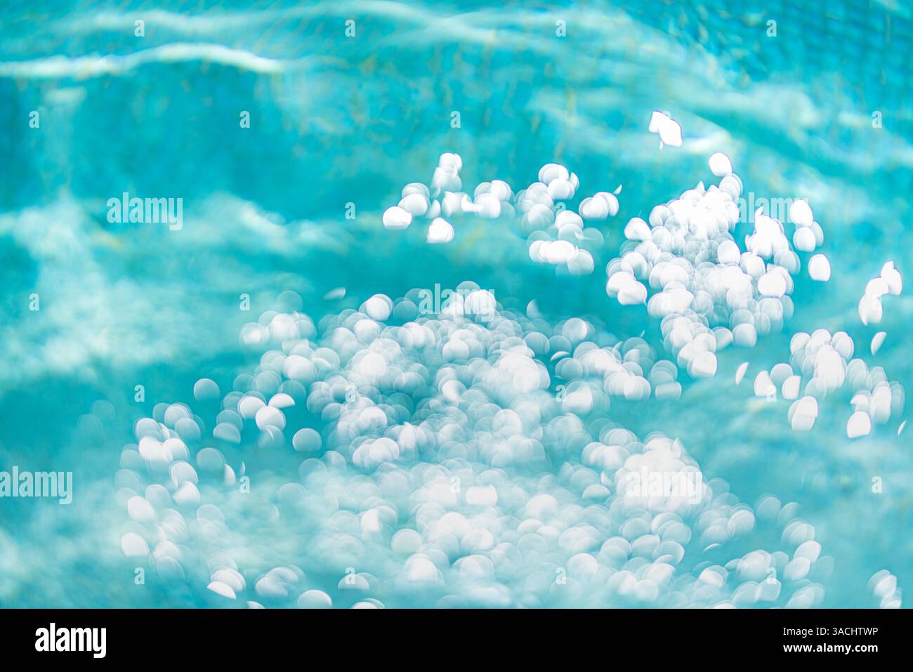 Modèle d'été de la piscine mer océan matin de la lumière du soleil reflétant sur la surface de l'eau ondulation flou bokeh fond d'écran, paysage marin océan scintillement Banque D'Images