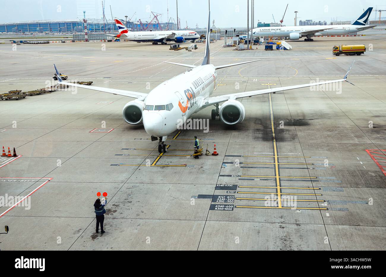 Superviseur du triage des avions de ligne ou du triage des avions de l'aviation à l'aire de trafic de l'aéroport en service pour amener les avions au sol jusqu'à la place de stationnement. Banque D'Images