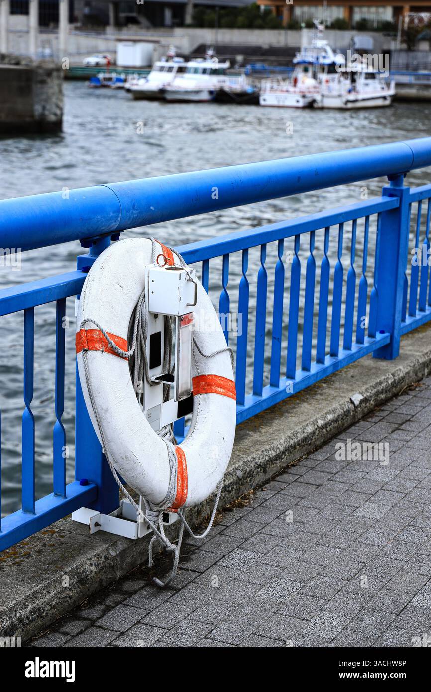 Une bouée de sauvetage installée sur les garde-corps des couloirs des berges, permet aux personnes à la mer de pénétrer dans l'eau. EQUIPEMENT d'urgence pour le transport. Banque D'Images
