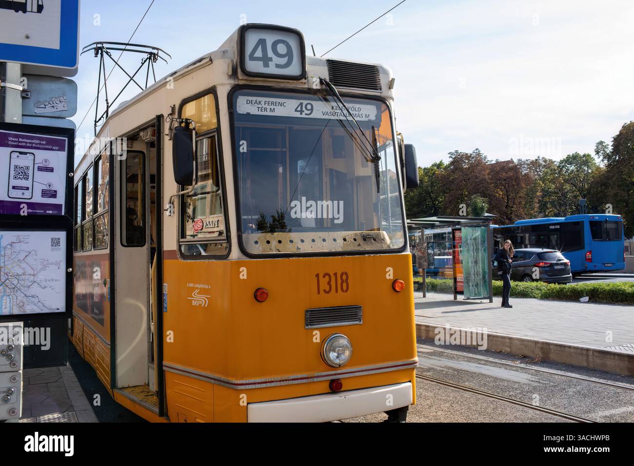 Budapest, Hongrie - 18 octobre 2023 : Tram sur la place Deak Ferenc Banque D'Images