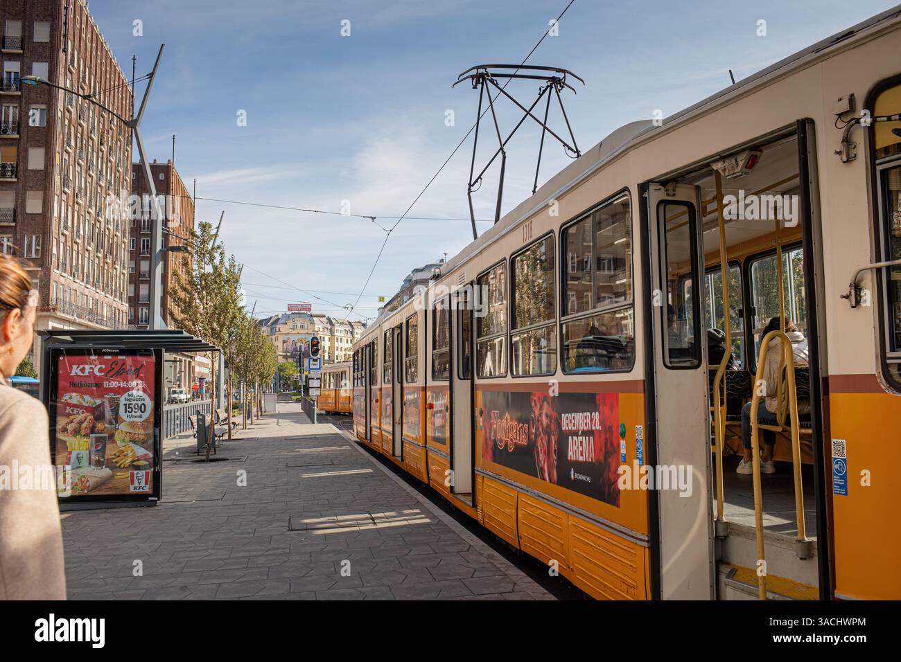 Budapest, Hongrie - 18 octobre 2023 : Tram sur la place Deak Ferenc Banque D'Images