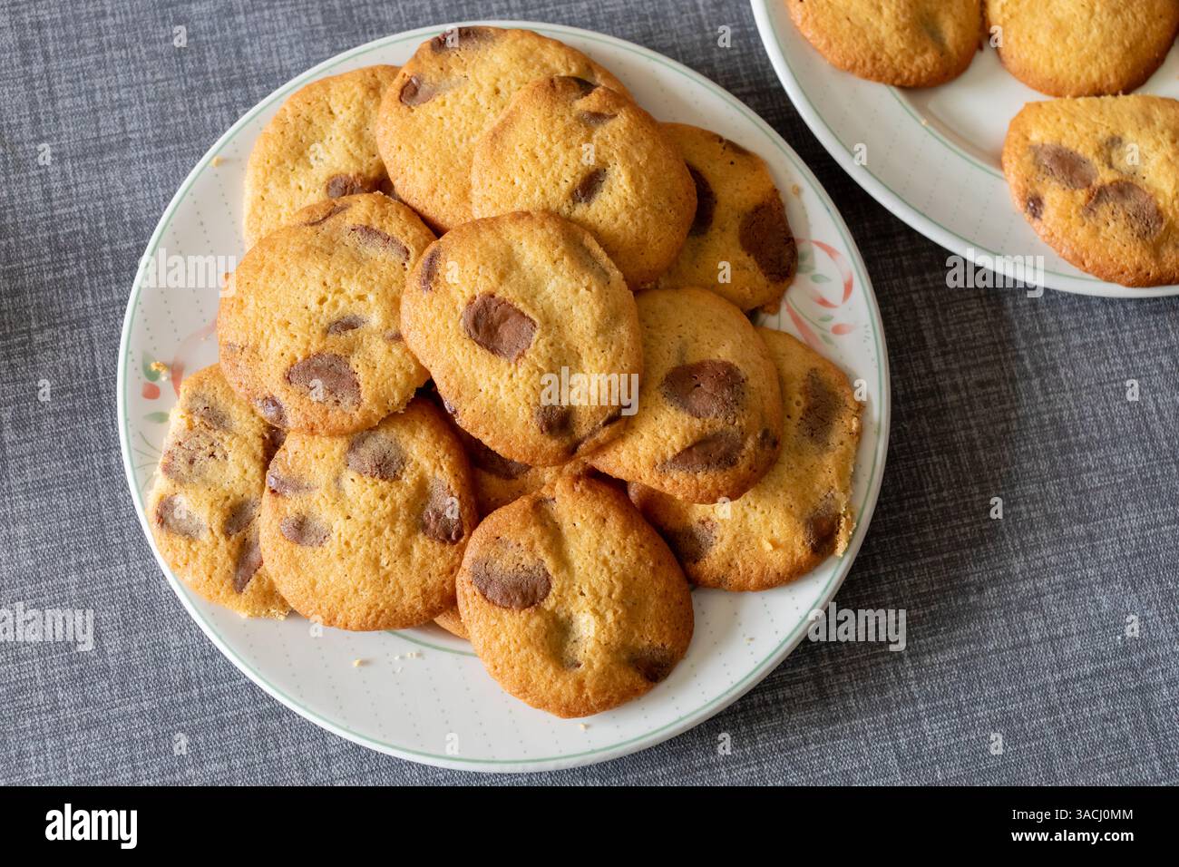Biscuits aux pépites de chocolat faits maison sur une assiette Banque D'Images