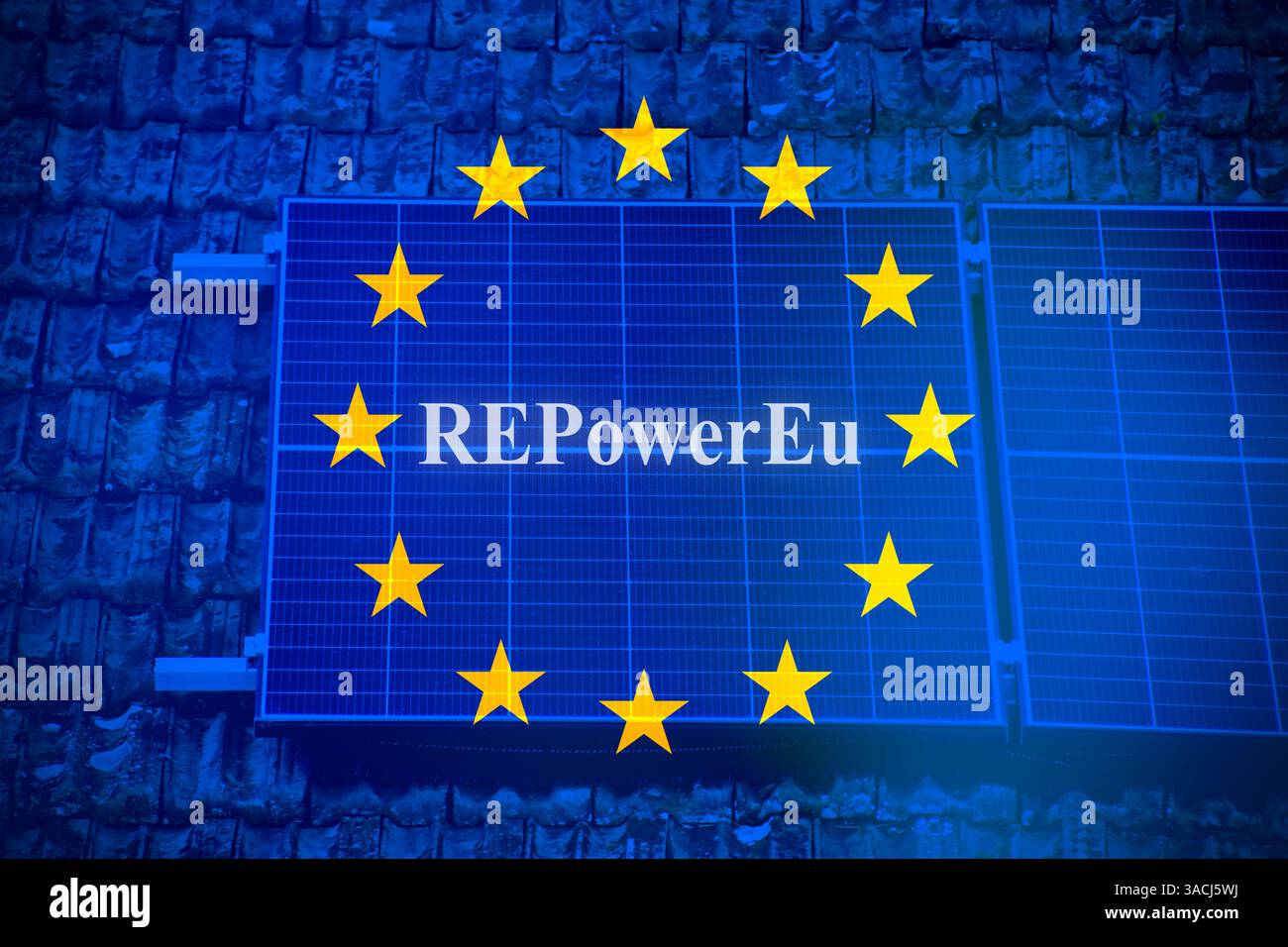 Panneau solaire sur un toit avec le drapeau européen comme arrière-plan et le texte "Repower eu" Banque D'Images