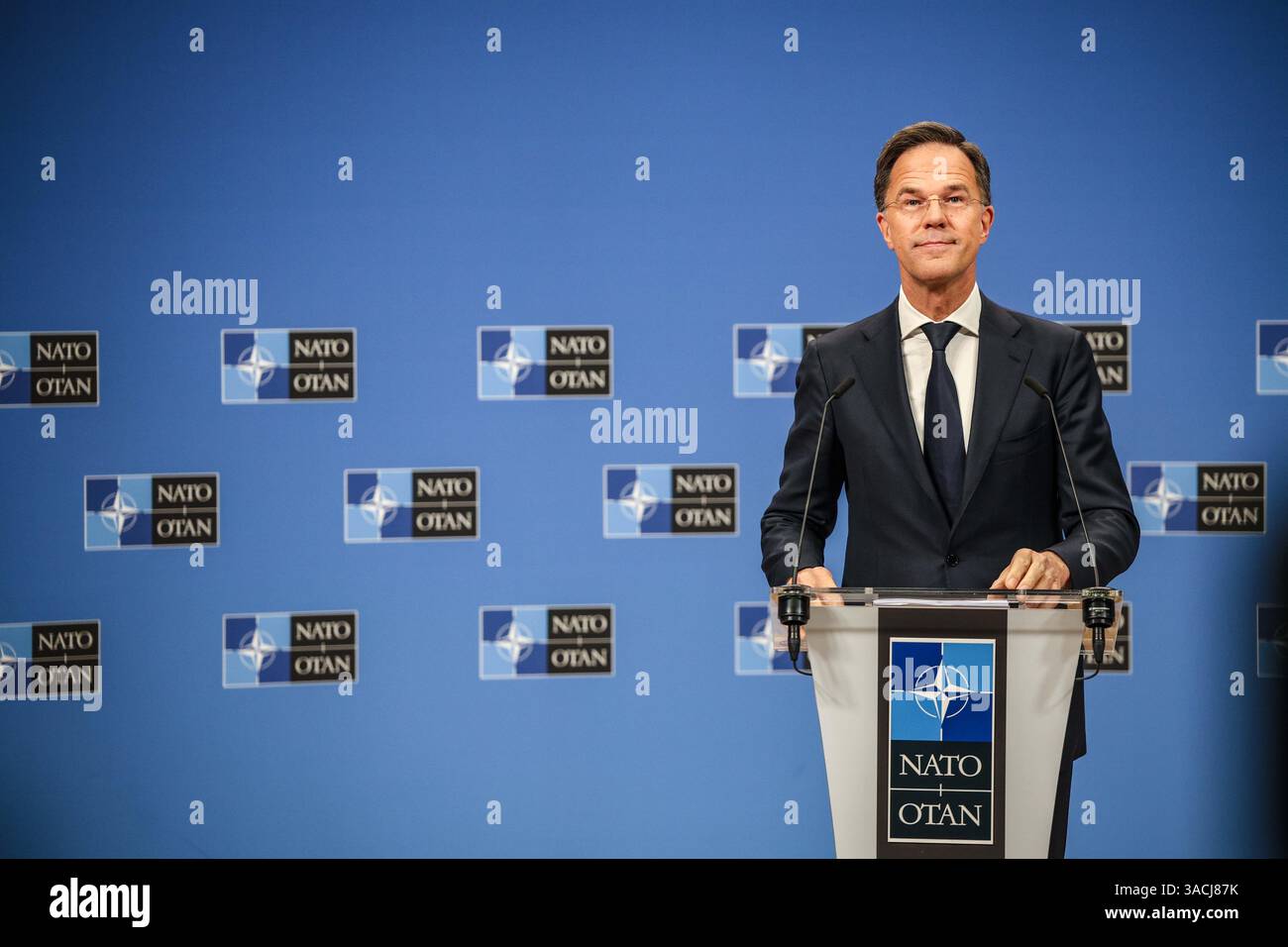 Bruxelles, Belgique, Belgique. 4 avril 2025. Le secrétaire général de l'OTAN, MARK RUTTE, informe la presse de la clôture de la réunion des membres de l'OTAN sur les affaires étrangères. RUTTE a déclaré que le succès de la négociation du financement de l’aide et de la défense en Ukraine a été mis en branle et que des accords sur les prochaines étapes du renforcement des alliés sont également en cours. Les inquiétudes rencontraient les intentions de la Chine avec l'Occident et la Russie, et l'augmentation des droits de douane par les États-Unis exige le respect et non la réaction. (Crédit image : © Bianca Otero/ZUMA Press Wire) USAGE ÉDITORIAL SEULEMENT ! Non destiné à UN USAGE commercial ! Banque D'Images