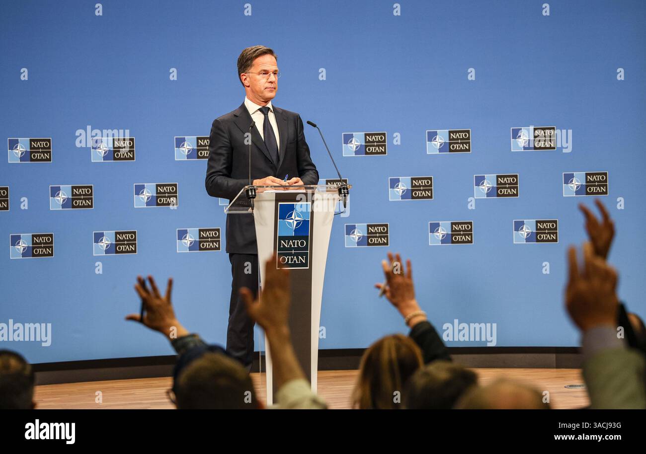 Bruxelles, Belgique, Belgique. 4 avril 2025. Le Secrétaire général de l'OTAN, MARK RUTTE, répond aux questions de la presse concernant la clôture de la réunion des membres de l'OTAN sur les affaires étrangères. RUTTE a déclaré que le succès de la négociation du financement de l’aide et de la défense en Ukraine a été mis en branle et que des accords sur les prochaines étapes du renforcement des alliés sont également en cours. Les inquiétudes rencontraient les intentions de la Chine avec l’Occident et la Russie, et l’augmentation des droits de douane par les États-Unis exige le respect et non la réaction sur ce à quoi pourraient ressembler les dépenses à cause de cela. (Crédit image : © Bianca Otero/ZUMA Press Wire) EDITORIAL Banque D'Images