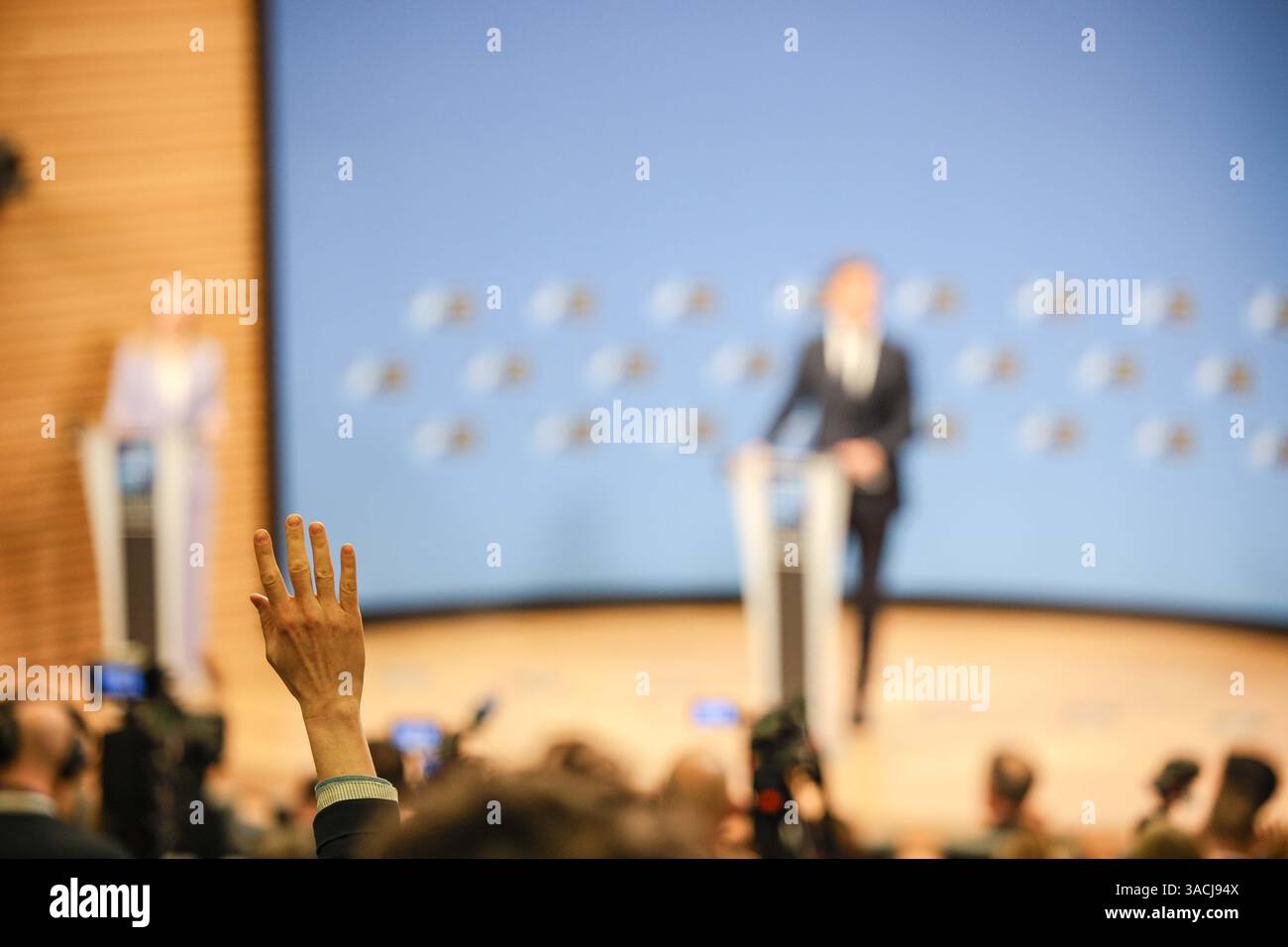Bruxelles, Belgique, Belgique. 4 avril 2025. Le Secrétaire général de l'OTAN, MARK RUTTE, répond aux questions de la presse concernant la clôture de la réunion des membres de l'OTAN sur les affaires étrangères. RUTTE a déclaré que le succès de la négociation du financement de l’aide et de la défense en Ukraine a été mis en branle et que des accords sur les prochaines étapes du renforcement des alliés sont également en cours. Les inquiétudes rencontraient les intentions de la Chine avec l’Occident et la Russie, et l’augmentation des droits de douane par les États-Unis exige le respect et non la réaction sur ce à quoi pourraient ressembler les dépenses à cause de cela. (Crédit image : © Bianca Otero/ZUMA Press Wire) EDITORIAL Banque D'Images