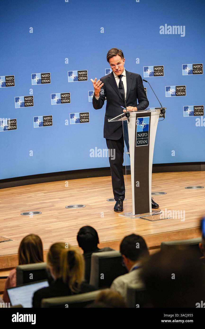 Bruxelles, Belgique, Belgique. 4 avril 2025. Le secrétaire général de l'OTAN, MARK RUTTE, répond aux questions posées aux enfants qui ont assisté à une conférence de presse, sur la clôture de la réunion des membres de l'OTAN sur les affaires étrangères, l'avenir des enfants et la signification de l'OTAN. RUTTE leur a dit que l'alliance s'assurait que les enfants comme eux soient en sécurité et espérait les inspirer à devenir une partie de celle-ci ou de toute défense quand ils grandissent.f (Credit image : © Bianca Otero/ZUMA Press Wire) USAGE ÉDITORIAL SEULEMENT ! Non destiné à UN USAGE commercial ! Banque D'Images