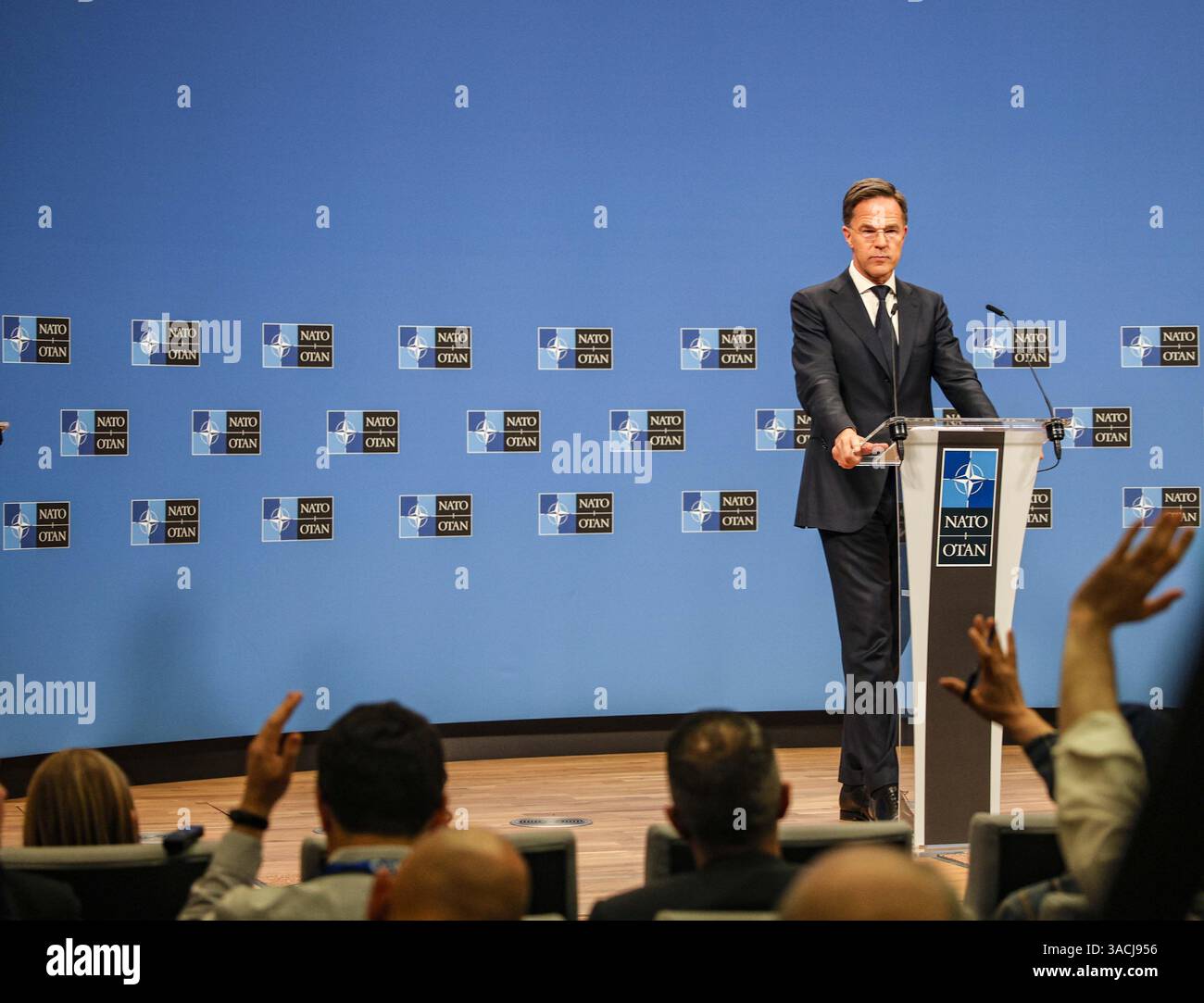 Bruxelles, Belgique, Belgique. 4 avril 2025. Le Secrétaire général de l'OTAN, MARK RUTTE, répond aux questions de la presse concernant la clôture de la réunion des membres de l'OTAN sur les affaires étrangères. RUTTE a déclaré que le succès de la négociation du financement de l’aide et de la défense en Ukraine a été mis en branle et que des accords sur les prochaines étapes du renforcement des alliés sont également en cours. Les inquiétudes rencontraient les intentions de la Chine avec l’Occident et la Russie, et l’augmentation des droits de douane par les États-Unis exige le respect et non la réaction sur ce à quoi pourraient ressembler les dépenses à cause de cela. (Crédit image : © Bianca Otero/ZUMA Press Wire) EDITORIAL Banque D'Images