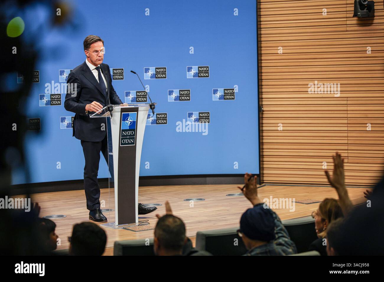 Bruxelles, Belgique, Belgique. 4 avril 2025. Le Secrétaire général de l'OTAN, MARK RUTTE, répond aux questions de la presse concernant la clôture de la réunion des membres de l'OTAN sur les affaires étrangères. RUTTE a déclaré que le succès de la négociation du financement de l’aide et de la défense en Ukraine a été mis en branle et que des accords sur les prochaines étapes du renforcement des alliés sont également en cours. Les inquiétudes rencontraient les intentions de la Chine avec l’Occident et la Russie, et l’augmentation des droits de douane par les États-Unis exige le respect et non la réaction sur ce à quoi pourraient ressembler les dépenses à cause de cela. (Crédit image : © Bianca Otero/ZUMA Press Wire) EDITORIAL Banque D'Images