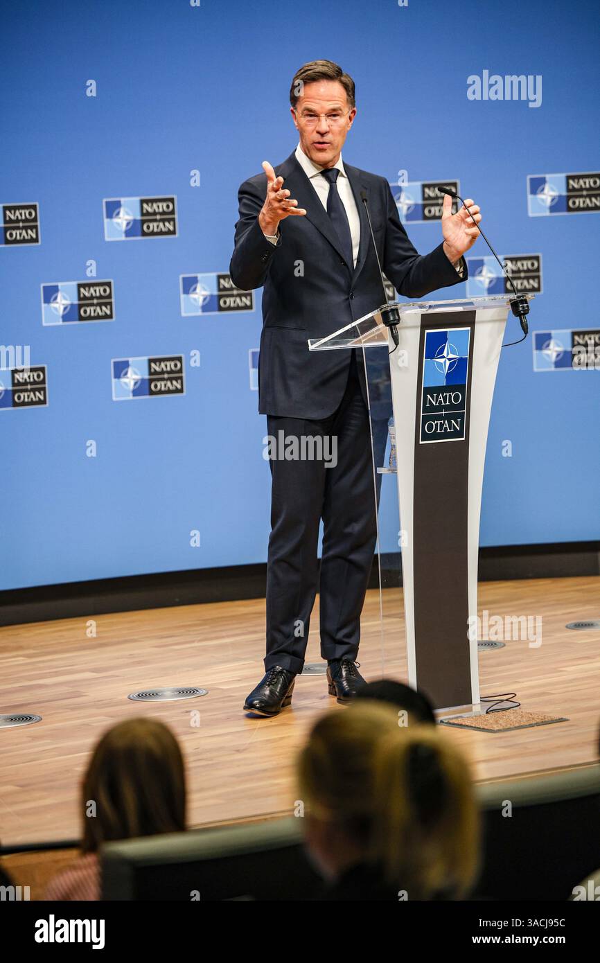 Bruxelles, Belgique, Belgique. 4 avril 2025. Le secrétaire général de l'OTAN, MARK RUTTE, répond aux questions posées aux enfants qui ont assisté à une conférence de presse, sur la clôture de la réunion des membres de l'OTAN sur les affaires étrangères, l'avenir des enfants et la signification de l'OTAN. RUTTE leur a dit que l'alliance s'assurait que les enfants comme eux soient en sécurité et espérait les inspirer à devenir une partie de celle-ci ou de toute défense quand ils grandissent.f (Credit image : © Bianca Otero/ZUMA Press Wire) USAGE ÉDITORIAL SEULEMENT ! Non destiné à UN USAGE commercial ! Banque D'Images