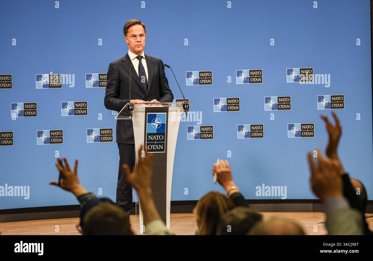 Bruxelles, Belgique, Belgique. 4 avril 2025. Le Secrétaire général de l'OTAN, MARK RUTTE, répond aux questions de la presse concernant la clôture de la réunion des membres de l'OTAN sur les affaires étrangères. RUTTE a déclaré que le succès de la négociation du financement de l’aide et de la défense en Ukraine a été mis en branle et que des accords sur les prochaines étapes du renforcement des alliés sont également en cours. Les inquiétudes rencontraient les intentions de la Chine avec l’Occident et la Russie, et l’augmentation des droits de douane par les États-Unis exige le respect et non la réaction sur ce à quoi pourraient ressembler les dépenses à cause de cela. (Crédit image : © Bianca Otero/ZUMA Press Wire) EDITORIAL Banque D'Images