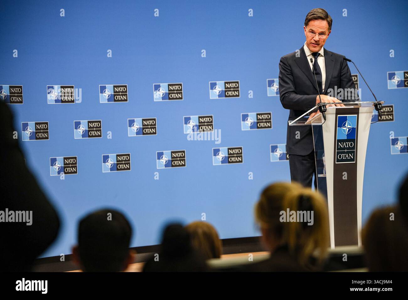 Bruxelles, Belgique, Belgique. 4 avril 2025. Le secrétaire général de l'OTAN, MARK RUTTE, répond aux questions posées aux enfants qui ont assisté à une conférence de presse, sur la clôture de la réunion des membres de l'OTAN sur les affaires étrangères, l'avenir des enfants et la signification de l'OTAN. RUTTE leur a dit que l'alliance s'assurait que les enfants comme eux soient en sécurité et espérait les inspirer à devenir une partie de celle-ci ou de toute défense quand ils grandissent.f (Credit image : © Bianca Otero/ZUMA Press Wire) USAGE ÉDITORIAL SEULEMENT ! Non destiné à UN USAGE commercial ! Banque D'Images