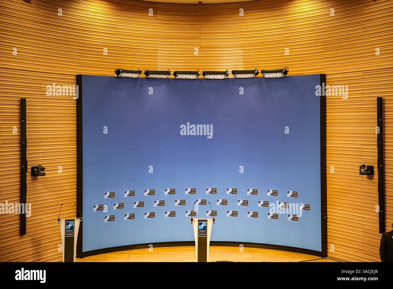 Bruxelles, Belgique, Belgique. 4 avril 2025. Le secrétaire général de l'OTAN, MARK RUTTE, informe la presse de la clôture de la réunion des membres de l'OTAN sur les affaires étrangères. RUTTE a déclaré que le succès de la négociation du financement de l’aide et de la défense en Ukraine a été mis en branle et que des accords sur les prochaines étapes du renforcement des alliés sont également en cours. Les inquiétudes rencontraient les intentions de la Chine avec l'Occident et la Russie, et l'augmentation des droits de douane par les États-Unis exige le respect et non la réaction. (Crédit image : © Bianca Otero/ZUMA Press Wire) USAGE ÉDITORIAL SEULEMENT ! Non destiné à UN USAGE commercial ! Banque D'Images