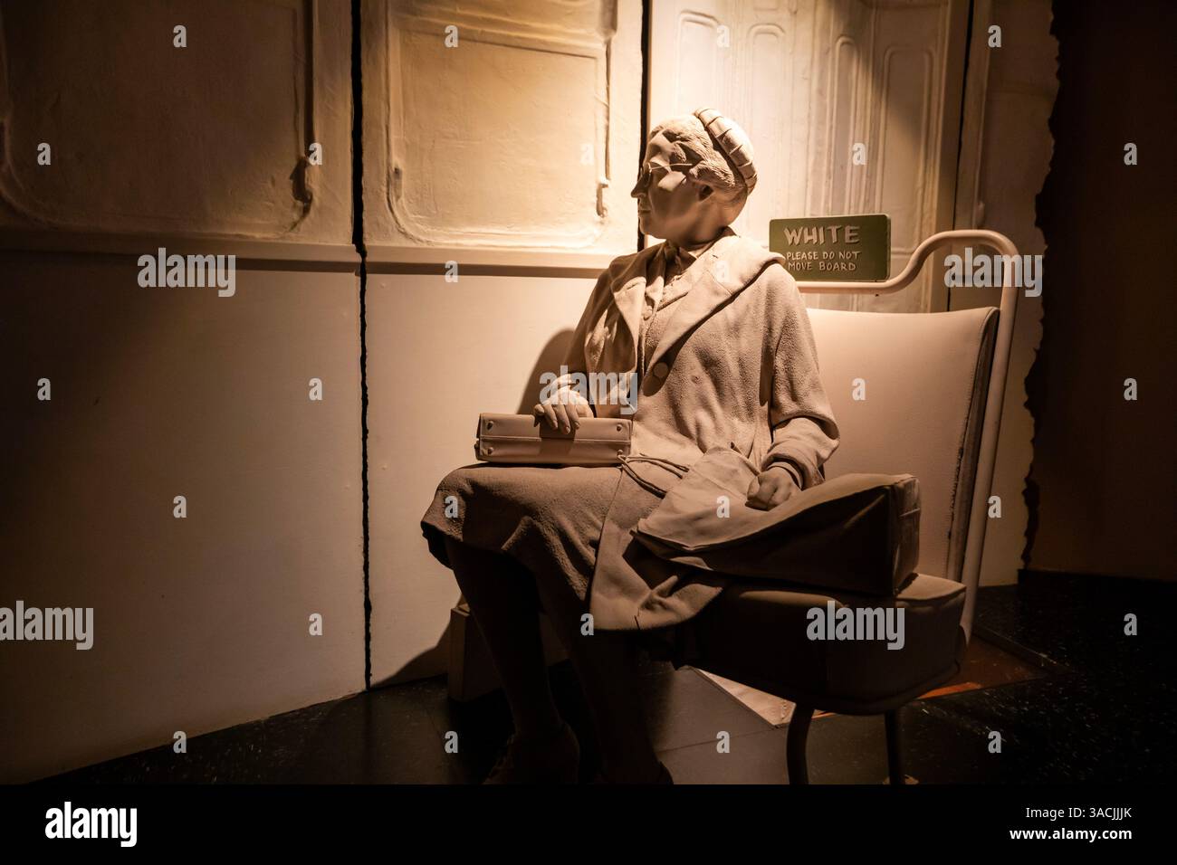 Birmingham, Alabama - Institut des droits civiques de Birmingham. Rosa Parks est représentée assise dans la section réservée aux blancs d'un bus, donnant le coup d'envoi du 1955- Banque D'Images
