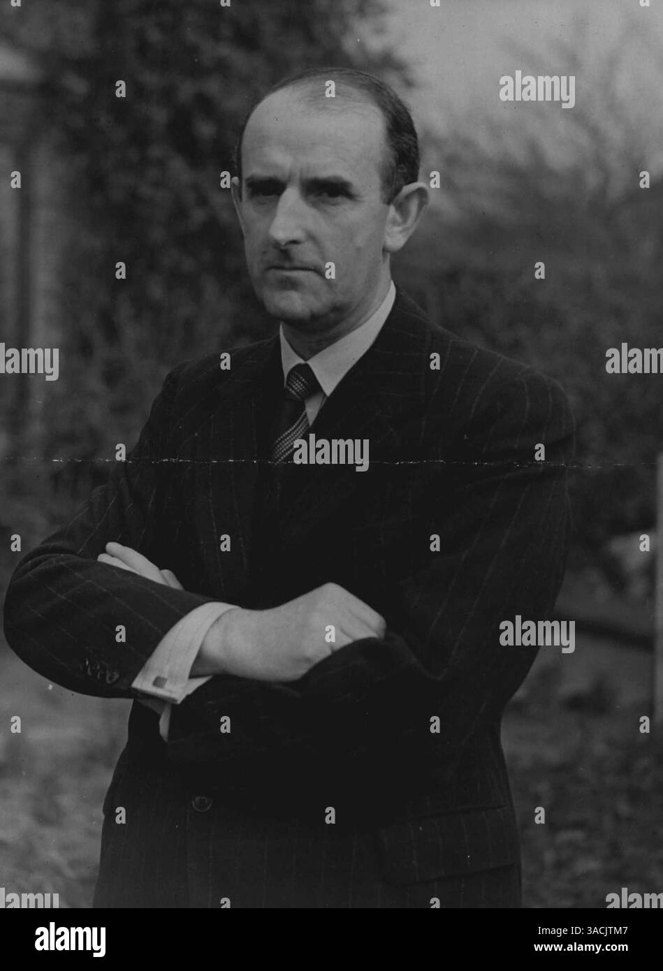 Sydney Camm, concepteur d'avions numéro un britannique : gros plan sur l'homme qui a conçu l'« ouragan » et, dernièrement, la « Tornado ». Né en 1893, Mr. Camm est aujourd'hui au sommet d'une carrière qui, grâce à un travail soutenu, a vu son avancée des ateliers au bureau du directeur et du concepteur en chef. 28 juin 1941. Banque D'Images