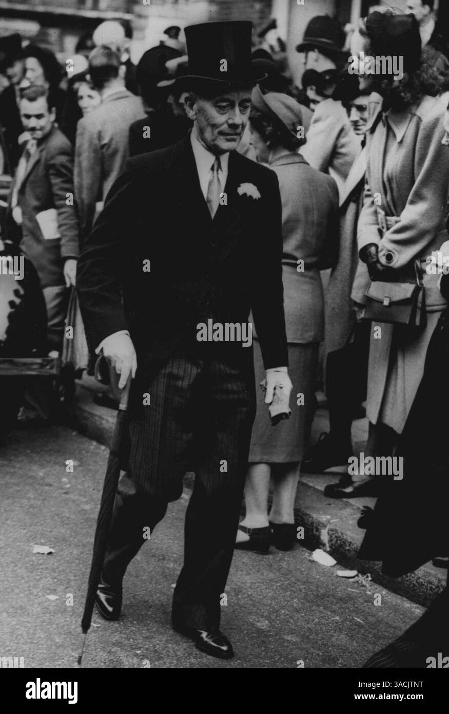 OP.S. - Sir Alexander Cadogan quitte l'église après le mariage. Sa tache de Londres est courte comme le Conseil de sécurité a été convoqué pour lundi pour examiner les notes des puissances occidentales ***** Berlin. Un homme du conseil de sécurité a un jour de congé Sir Alexander Cadogan, Représentant permanent de la Grande-Bretagne au Conseil de sécurité des Nations Unies, est venu de l'Assemblée à paris pour escorter sa fille Gillian à son mariage à Saint-Pierre Vere-St., Londres à M. Patrick Chrichton. 01 octobre 1948. Banque D'Images