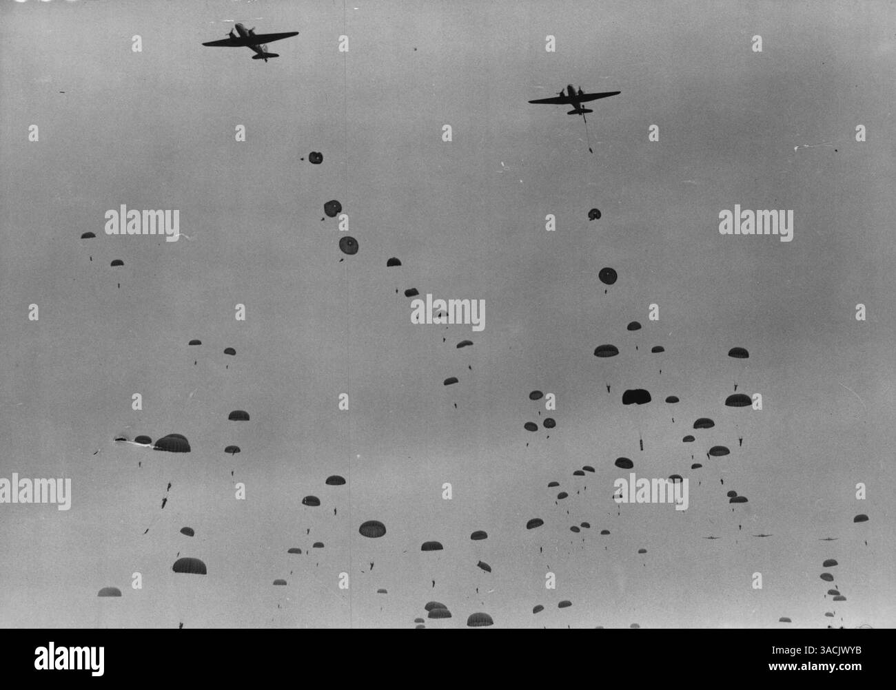 Exercice 'Longstop' - le ciel est rempli d'hommes tombant et de fournitures pendant le largage aérien - partie de l'exercice 'Longstop' à Netheravon aujourd'hui (mardi). Les manœuvres de flotteur à grande échelle qui seront tenues par les forces aéroportées dans ce pays depuis la guerre se sont poursuivies aujourd'hui (mardi) à Netheravon, ***** . L'opération, connue sous le nom d'exercice 'Longstop', implique la capture depuis les airs de l'aérodrome de Netheravon par environ 700 parachutistes lors d'un assaut initial. Planeurs plus de troupes de parachute et jeeps de parachute et six-pounders seront largués pour les soutenir. 23 septembre 1947. (Photo de Reuterphoto) Banque D'Images