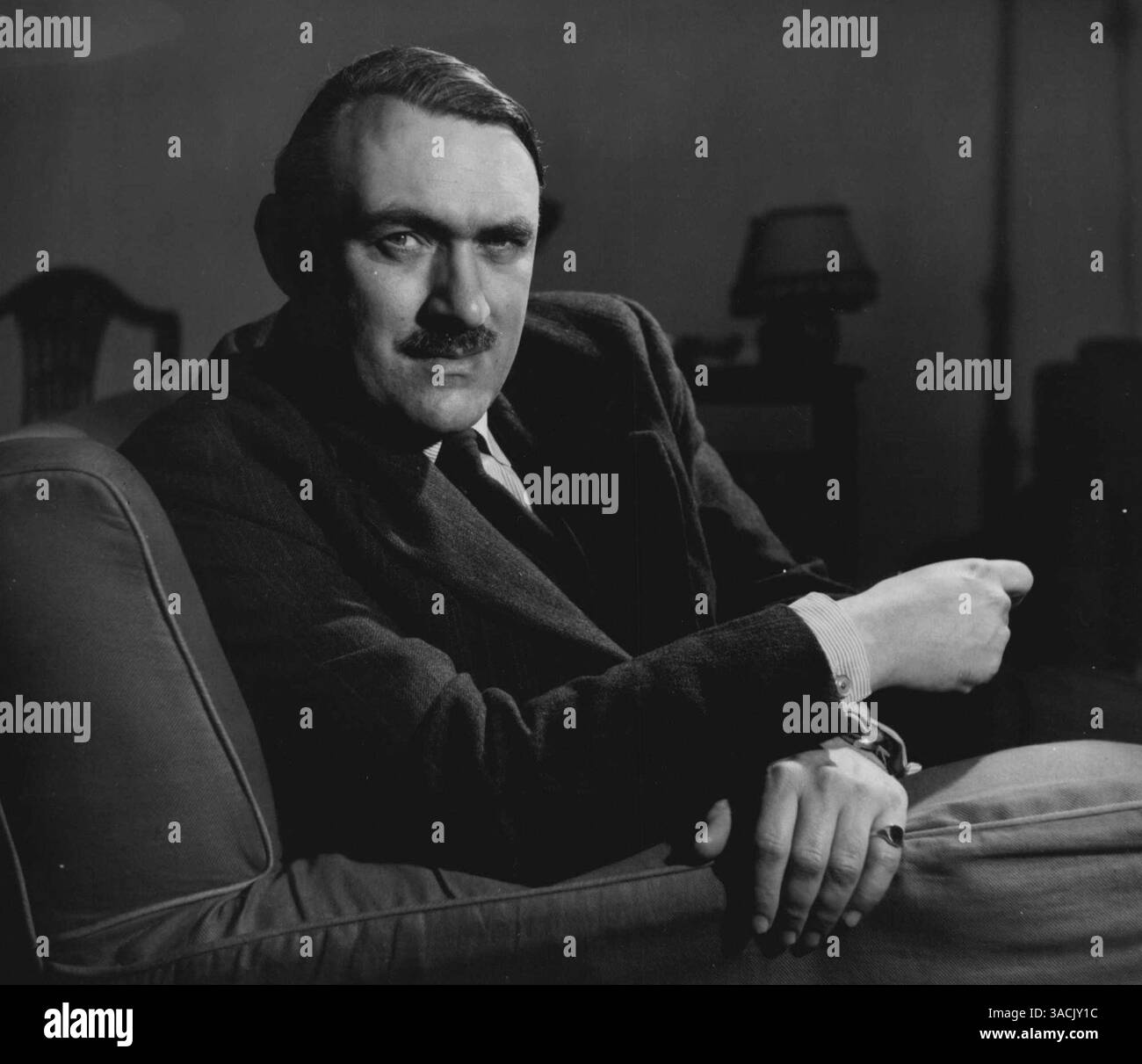 A.L.C. Bullock. M.A., historien, radiodiffuseur et Oxford don. Auteur de 'Hitler - a Study in Tyranny'. Maître de conférences en histoire moderne, membre du nouveau collège Oxford. 10 juin 1953. (Photo par Camera Press) Banque D'Images