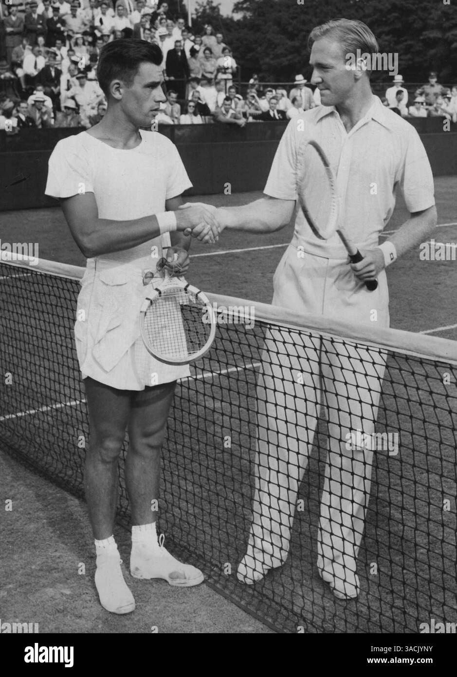 Bromwich Downs Parker dans Davis Cup match Haverford, PA. - Frank Parker de Milwaukee (à gauche) serrant la main de Jack Bromwich d'Australie au Merion Cricket Club ici le 4 septembre. Bromwich a abattu Parker en Straight Sets pour la Coupe Davis pour l'Australie. Dans leur match de Tennis Singles ici. 09 avril 1939. (Photo ACME News Pictures, Inc) Banque D'Images