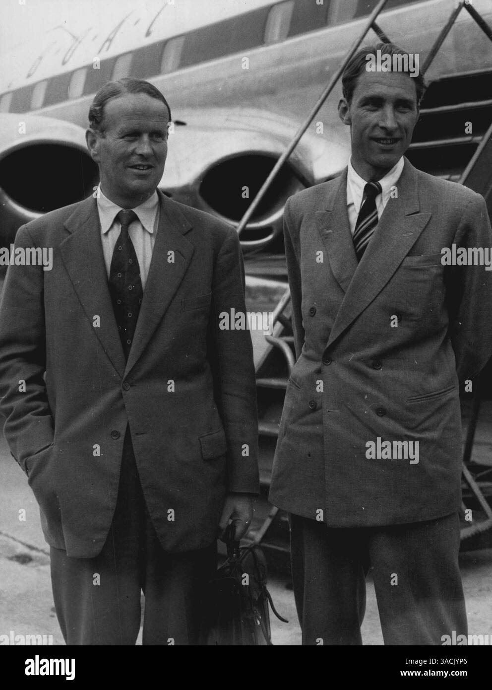 La comète vole à nouveau. Le Comet II est revenu à Hatfield après un vol de démonstration vers l'extrême-Orient. OPS :- le capitaine de groupe John Cunningham (à gauche) avec le copilote Peter Bugge. 07 octobre 1955. (Photo du Daily Herald). Banque D'Images