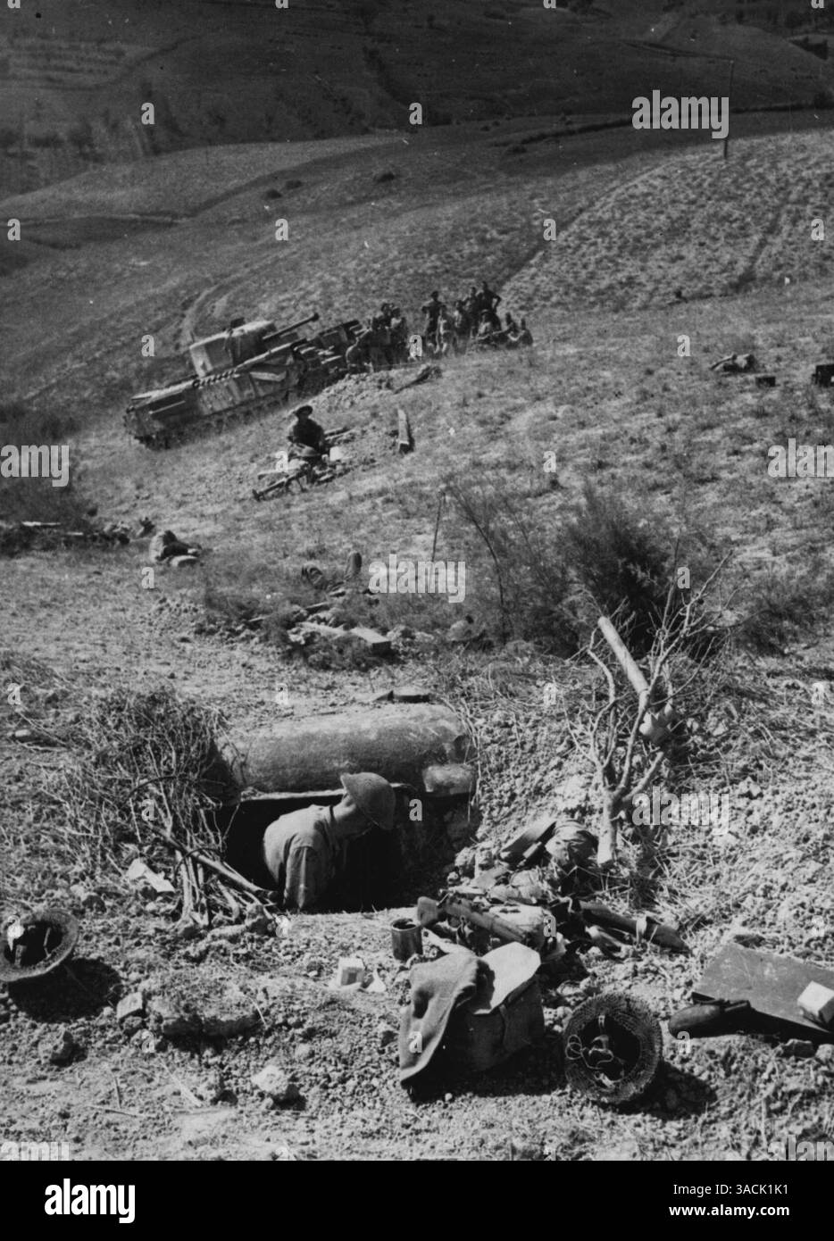 Huitième avancée de l'armée dans la ligne gothique - cette tourelle de char creusée était tenue par des troupes allemandes de mitrailleuses légères, qui se retirèrent avec leur canon sous pression. En arrière-plan peut être vu un réservoir Churchill. Après des préparatifs secrets, la 8e armée lance une grande attaque à l'extrémité est de la ligne gothique (connue des Allemands sous le nom de ligne Herman Goering). Le premier obstacle face aux troupes britanniques était la rivière Foglia qui coule au pied des collines formant la ligne gothique. 20 novembre 1944. (Photo de British Official Photograph). Banque D'Images