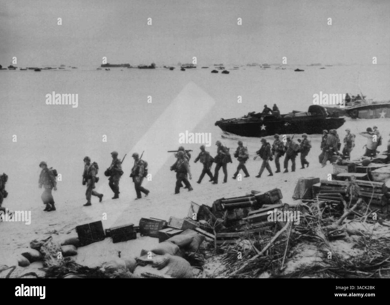 Forces d'invasion du Yank sur, au large de Saipan - alors que des engins de débarquement et d'attaque de nombreux types se trouvaient au large, les troupes du Yank, amenées par des chars 'Alligator', se déploient sur la côte de Saipan alors que l'invasion américaine de la base des Mariannes de Jap se poursuivait. Les Américains envahissent l'île le 14 juin. 26 juin 1944. (Photo de AP Wirephoto). Banque D'Images