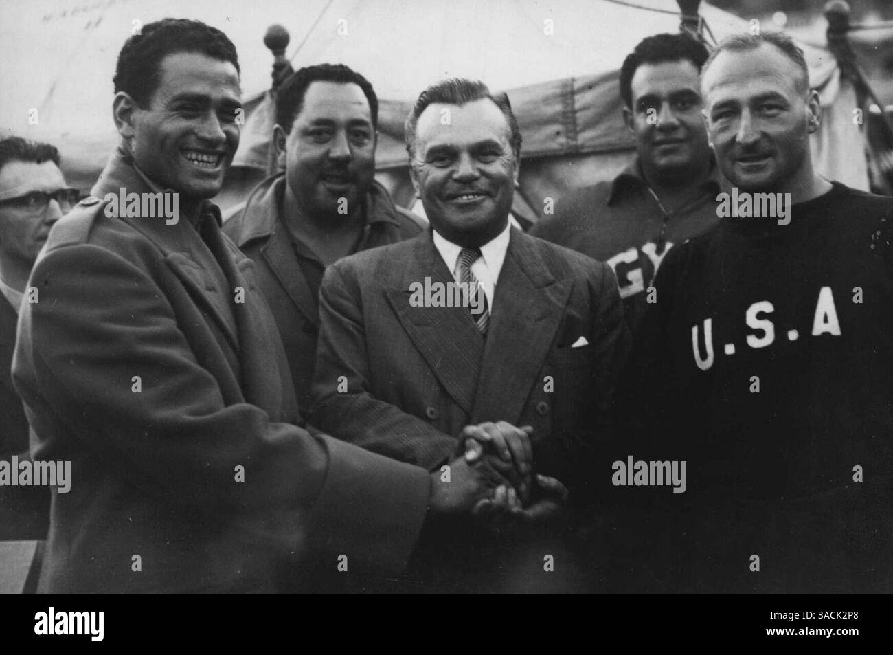 Un nageur égyptien remporte la course à travers la Manche. Les photos montrent : Mr Butlin (au centre) le promoteur de la course, avec HEIF (à gauche), le vainqueur, et Tom Park, après la baignade. La course internationale de natation à travers la Manche de la France à l'Angleterre a été remportée par Abdel Latif Abu HEIF, nageur égyptien de 27 ans, en 11 heures 44 minutes. Il est suivi 16 minutes plus tard par Thomas L. Park, qui est né en Angleterre mais vit maintenant en Californie. Aucune des concurrentes féminines. Finit la course épuisante. 16 août 1955. (Photo de Sports and General Press Agency Limited) Banque D'Images