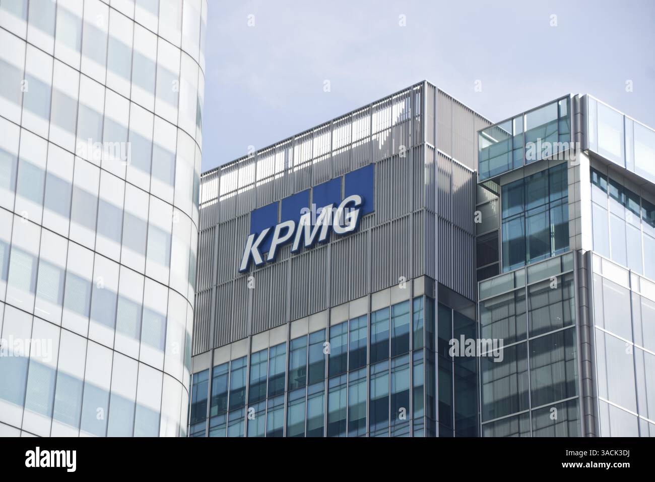Londres, Royaume-Uni. 4 avril 2025. Vue générale du siège social de KPMG à Canary Wharf. (Crédit image : © Vuk Valcic/SOPA images via ZUMA Press Wire) USAGE ÉDITORIAL SEULEMENT ! Non destiné à UN USAGE commercial ! Banque D'Images