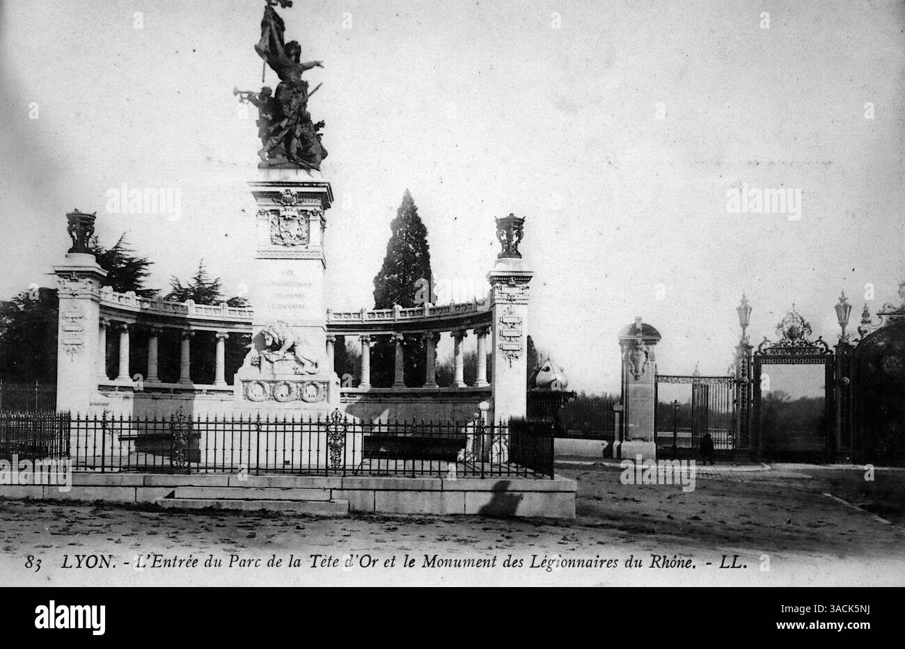 Lyon – L’Entree du Parc de la tête d’Or et le Monument des légionnaires du Rhône – L’entrée du Parc de la tête d’Or et le Monument aux légionnaires du Rhône, d’après une carte postale publiée à l’origine par Léon & Lévy, vers 1900. Banque D'Images