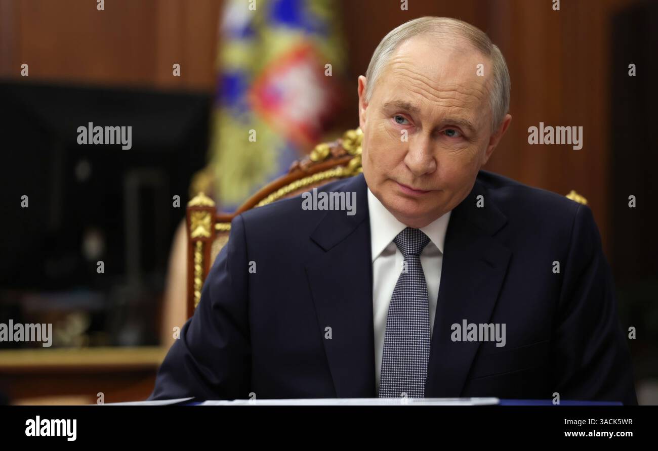 Moscou, Russie. 04th Apr, 2025. Le président russe Vladimir Poutine, écoute la ministre de la culture Olga Lyubimova, lors d'une réunion en face à face au Kremlin, le 4 avril 2025 à Moscou, en Russie. Crédit : Vyacheslav Prokofyev/Kremlin Pool/Alamy Live News Banque D'Images