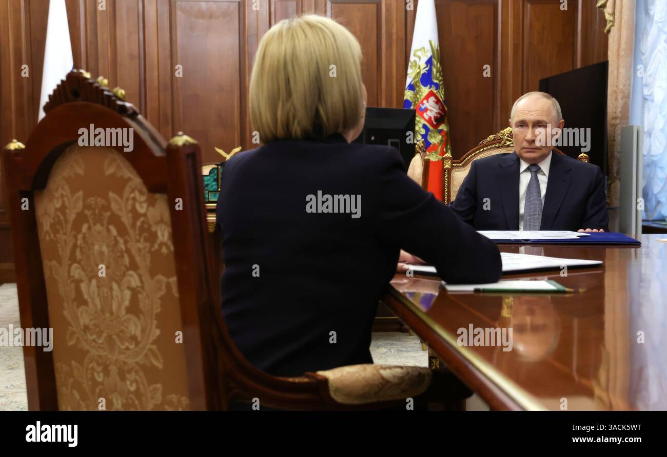 Moscou, Russie. 04th Apr, 2025. Le président russe Vladimir Poutine, à droite, écoute la ministre de la culture Olga Lyubimova, à gauche, lors d'une rencontre en face à face au Kremlin, le 4 avril 2025 à Moscou, en Russie. Crédit : Vyacheslav Prokofyev/Kremlin Pool/Alamy Live News Banque D'Images